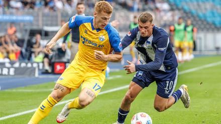 Laurin Curda setzt sich an der Seitenlinie gegen Herthas Michael Cuisance (rechts) durch und bereitete das 1:0 der Paderborner vor.