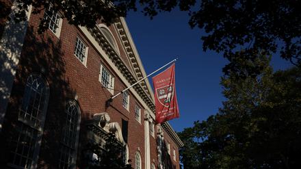 Eine Flagge hängt auf dem Campus der Harvard University in Cambridge, Massachusetts, USA, am 4. September 2025. 