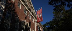 Eine Flagge hängt auf dem Campus der Harvard University in Cambridge, Massachusetts, USA, am 4. September 2025. 