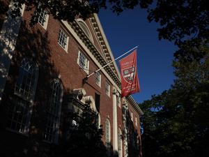 Eine Flagge hängt auf dem Campus der Harvard University in Cambridge, Massachusetts, USA, am 4. September 2025. 