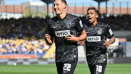 Younes Ebnoutalib (l) bringt Elversberg in Führung. 