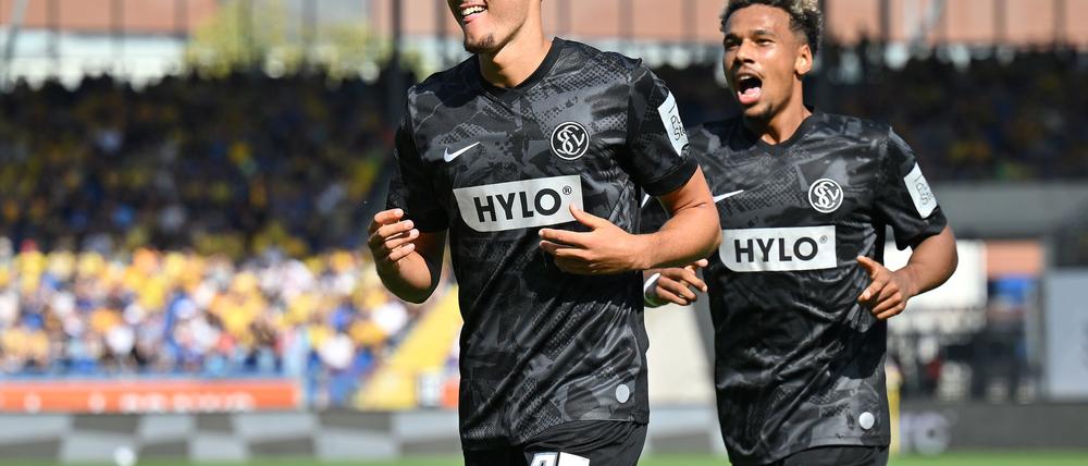 Younes Ebnoutalib (l) bringt Elversberg in Führung.