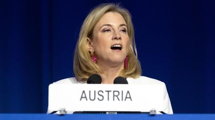 Die österreichische Ministerin für europäische und internationale Angelegenheiten, Beate Meinl-Reisinger, spricht am 15. September 2025 während der 69. ordentlichen Plenarsitzung der Internationalen Atomenergie-Organisation (IAEO) in deren Hauptsitz in Wien, Österreich, zu Journalisten.