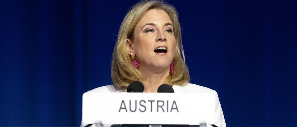 Die österreichische Ministerin für europäische und internationale Angelegenheiten, Beate Meinl-Reisinger, spricht am 15. September 2025 während der 69. ordentlichen Plenarsitzung der Internationalen Atomenergie-Organisation (IAEO) in deren Hauptsitz in Wien, Österreich, zu Journalisten.