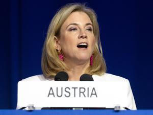 Die österreichische Ministerin für europäische und internationale Angelegenheiten, Beate Meinl-Reisinger, spricht am 15. September 2025 während der 69. ordentlichen Plenarsitzung der Internationalen Atomenergie-Organisation (IAEO) in deren Hauptsitz in Wien, Österreich, zu Journalisten.