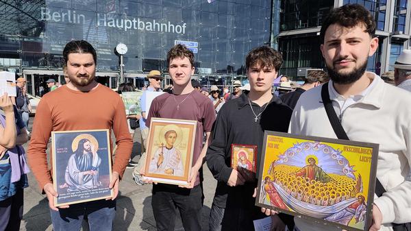 Eine Gruppe von Männern ist mit verschiedenen christlichen Bildnissen auf der Abtreibungsdemo.