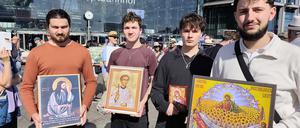 Eine Gruppe von Männern ist mit verschiedenen christlichen Bildnissen auf der Abtreibungsdemo.