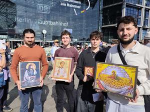Eine Gruppe von Männern ist mit verschiedenen christlichen Bildnissen auf der Abtreibungsdemo.