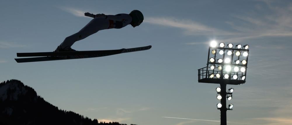 Österreichs Skispringerinnen verzichten nach dem Sturz ihrer Landsfrau Eva Pinkelnig auf den Großschanzenwettbewerb. (Archivbild)