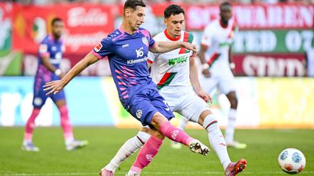 Mainz-Profi Dominik Kohr (links) und Augsburgs Fabian Rieder kämpfen um den Ball.
