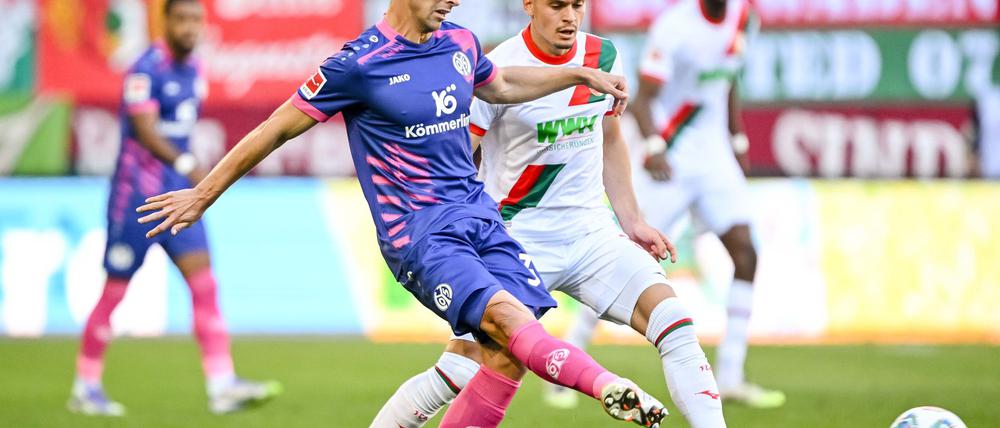 Mainz-Profi Dominik Kohr (links) und Augsburgs Fabian Rieder kämpfen um den Ball.