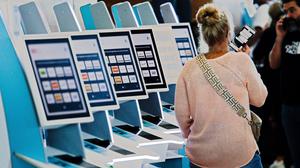 Bitte warten: Die Abfertigung am BER war am Samstag erheblich gestört. Der Flughafen konnte nichts dafür.