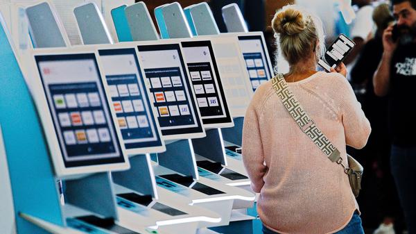 Bitte warten: Die Abfertigung am BER war am Samstag erheblich gestört. Der Flughafen konnte nichts dafür.