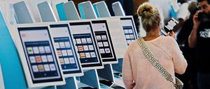 Bitte warten: Die Abfertigung am BER war am Samstag erheblich gestört. Der Flughafen konnte nichts dafür.