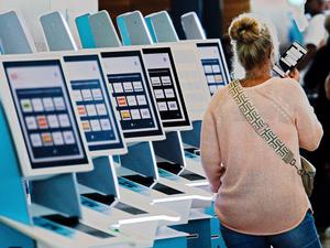 Bitte warten: Die Abfertigung am BER war am Samstag erheblich gestört. Der Flughafen konnte nichts dafür.