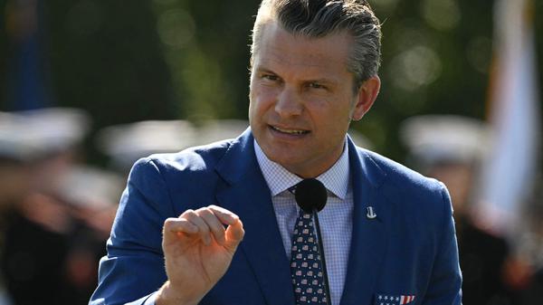 US-Verteidigungsminister Pete Hegseth spricht während der Feier zum Nationalen Tag der Anerkennung von Kriegsgefangenen und Vermissten 2025 im Pentagon in Washington, DC, am 19. September 2025.