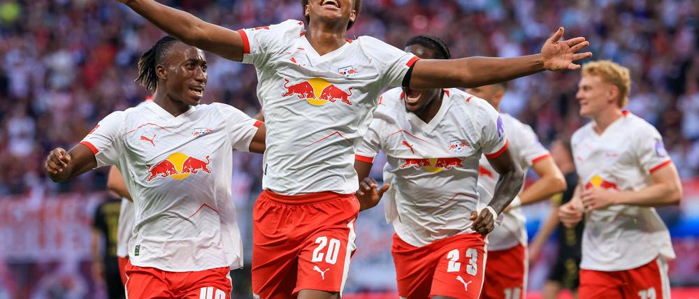 Assan Ouedraogo (M, RB Leipzig) bejubelt bei seinem Startelf-Debüt auch sein Tor-Debüt im RB-Trikot.