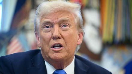 US-Präsident Donald Trump spricht vor der Unterzeichnung einer Durchführungsverordnung im Oval Office im Weißen Haus in Washington, DC, am 19. September 2025 (Archivbild).