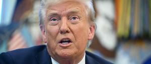 US-Präsident Donald Trump spricht vor der Unterzeichnung einer Durchführungsverordnung im Oval Office im Weißen Haus in Washington, DC, am 19. September 2025 (Archivbild).