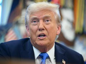 US-Präsident Donald Trump spricht vor der Unterzeichnung einer Durchführungsverordnung im Oval Office im Weißen Haus in Washington, DC, am 19. September 2025 (Archivbild).