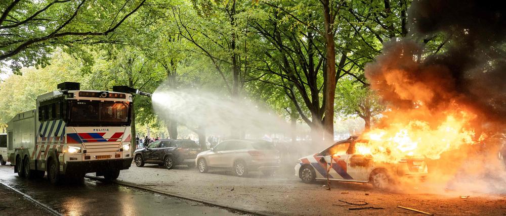 Ein Polizeiauto wird während der Demonstration gegen die aktuelle Asylpolitik der niederländischen Regierung am 20. September 2025 in Den Haag in Brand gesetzt. 