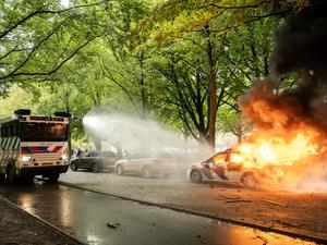 Ein Polizeiauto wird während der Demonstration gegen die aktuelle Asylpolitik der niederländischen Regierung am 20. September 2025 in Den Haag in Brand gesetzt. 