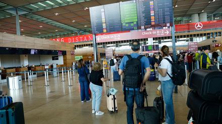 Passagiere müssen am Flughafen BER Geduld mitbringen.