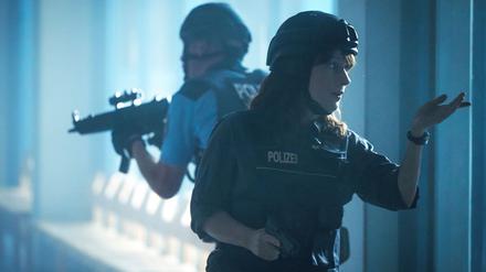 Brasch (Claudia Michelsen) schickt die Sanitäter zum Sekretariat.