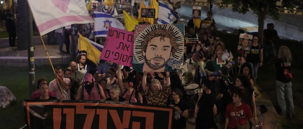 In Israel fordern erneut Tausende Menschen ein Ende des Krieges.