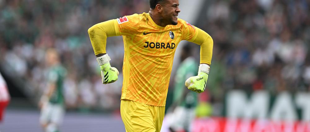 Freiburgs Torwart Noah Atubolu jubelt nach einem Bundesliga-Rekord.