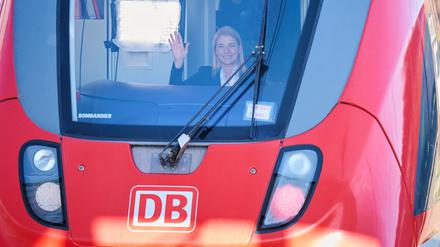 Evelyn Palla in einem Triebkopf eines Regionalzugs.