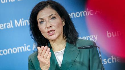Hinter der rot leuchtenden Aufnahmelampe einer TV-Kamera stellt Katherina Reiche (CDU), Bundesministerin für Wirtschaft und Energie, den Monitoringbericht zur Energiewende vor.