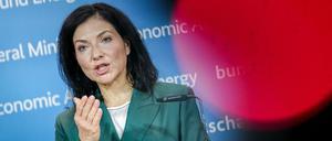 Hinter der rot leuchtenden Aufnahmelampe einer TV-Kamera stellt Katherina Reiche (CDU), Bundesministerin für Wirtschaft und Energie, den Monitoringbericht zur Energiewende vor. 