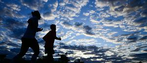 Über Berlin und Brandenburg ziehen heute immer mehr Wolken auf – örtlich gibt es Schauer und Gewitter. (Archivbild)