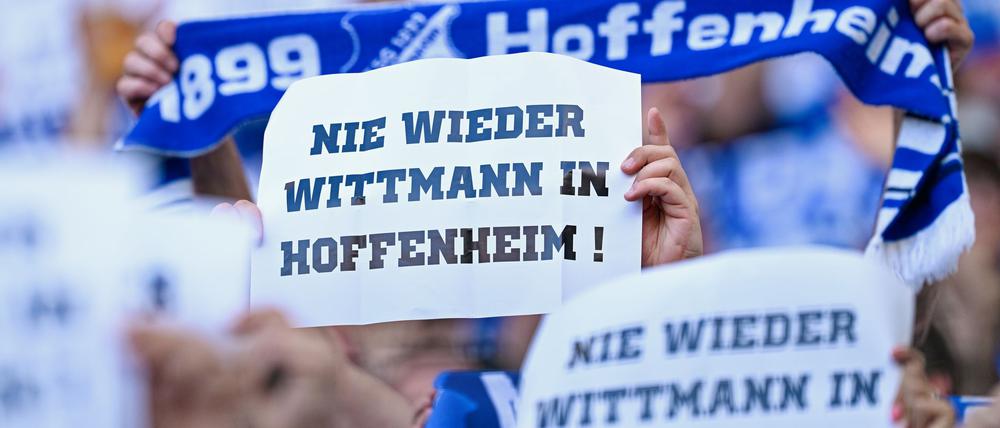 Fans zeigen ihren Unmut gegenüber Spielerberater Wittmann.