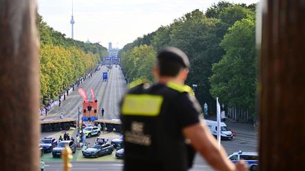 Die Polizei begleitet den 51. Berlin-Marathon.