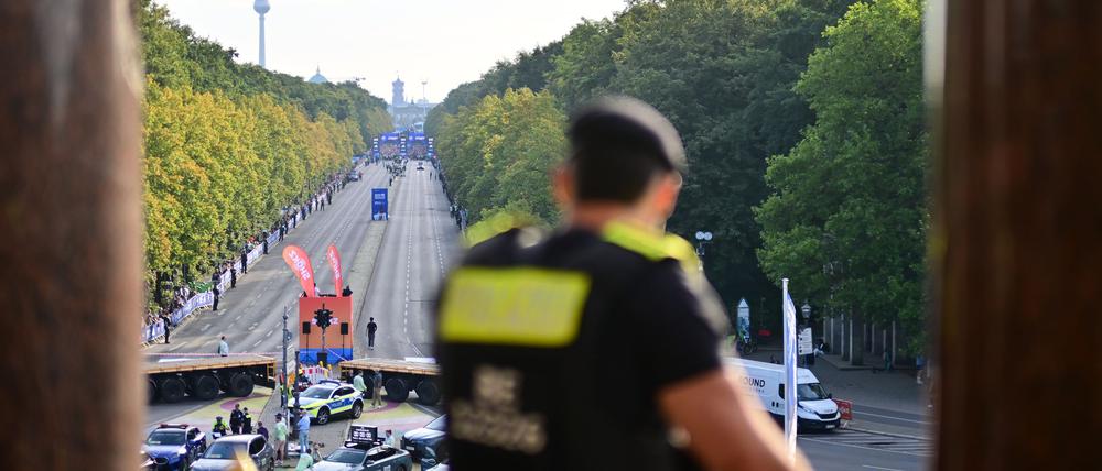 Die Polizei begleitet den 51. Berlin-Marathon.