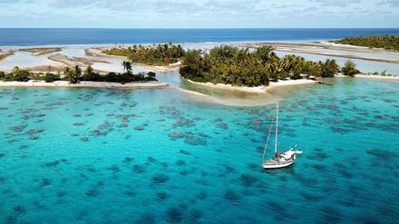 Die Segelyacht Daphne des brandenburgischen Ex-Landtagsabgeordneten Michael Jungclaus im Fakavara-Atoll im Pazifik (Französisch-Polynesien).