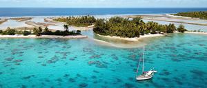 Die Segelyacht Daphne des brandenburgischen Ex-Landtagsabgeordneten Michael Jungclaus im Fakavara-Atoll im Pazifik (Französisch-Polynesien).
