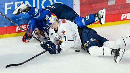 Mannheims Luke Esposito (l) kam nach einem Bodycheck ins Krankenhaus. (Archivbild)