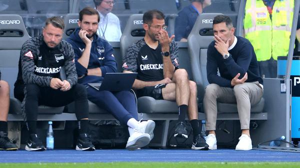 Überzeugung sieht anders aus. Herthas Trainer Stefan Leitl (rechts) und sein Team während des Spiels gegen den SC Paderborn.