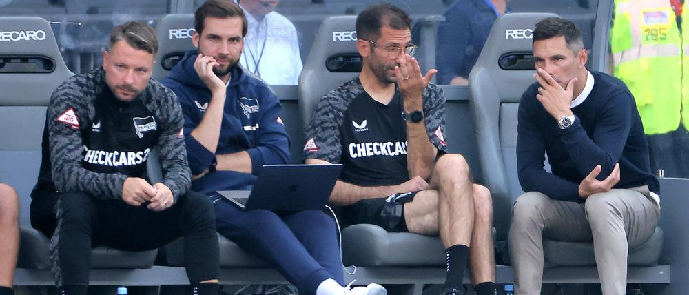 Überzeugung sieht anders aus. Herthas Trainer Stefan Leitl (rechts) und sein Team während des Spiels gegen den SC Paderborn.