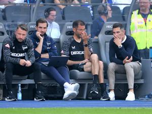 Überzeugung sieht anders aus. Herthas Trainer Stefan Leitl (rechts) und sein Team während des Spiels gegen den SC Paderborn.
