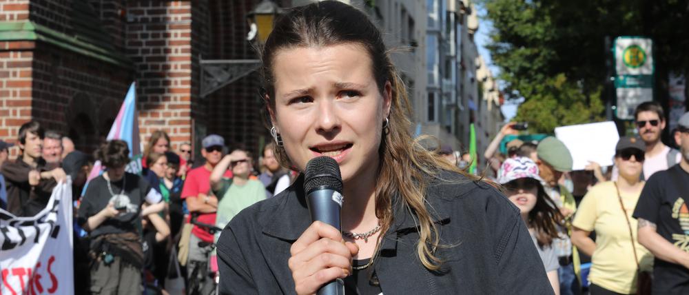 Aktivistin Luisa Neubauer sprach bei der Klimademonstration am Samstag in Potsdam vor dem Babelsberger Rathaus.