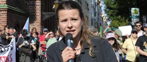 Aktivistin Luisa Neubauer sprach bei der Klimademonstration am Samstag in Potsdam vor dem Babelsberger Rathaus.