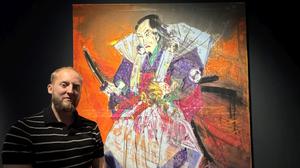 Jonas Hödicke vor seinem Gemälde „Taschibana Akihiro (Strahlender Held der Taschibana)„. 