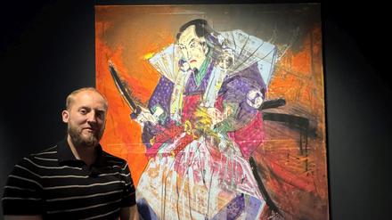Jonas Hödicke vor seinem Gemälde „Taschibana Akihiro (Strahlender Held der Taschibana)„.