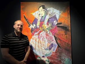 Jonas Hödicke vor seinem Gemälde „Taschibana Akihiro (Strahlender Held der Taschibana)„. 