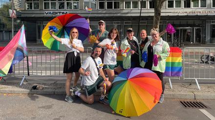 Anfeuern in den Regenbogenfarben: Das Team vom Queer Cheering Point.