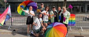 Anfeuern in den Regenbogenfarben: Das Team vom Queer Cheering Point.